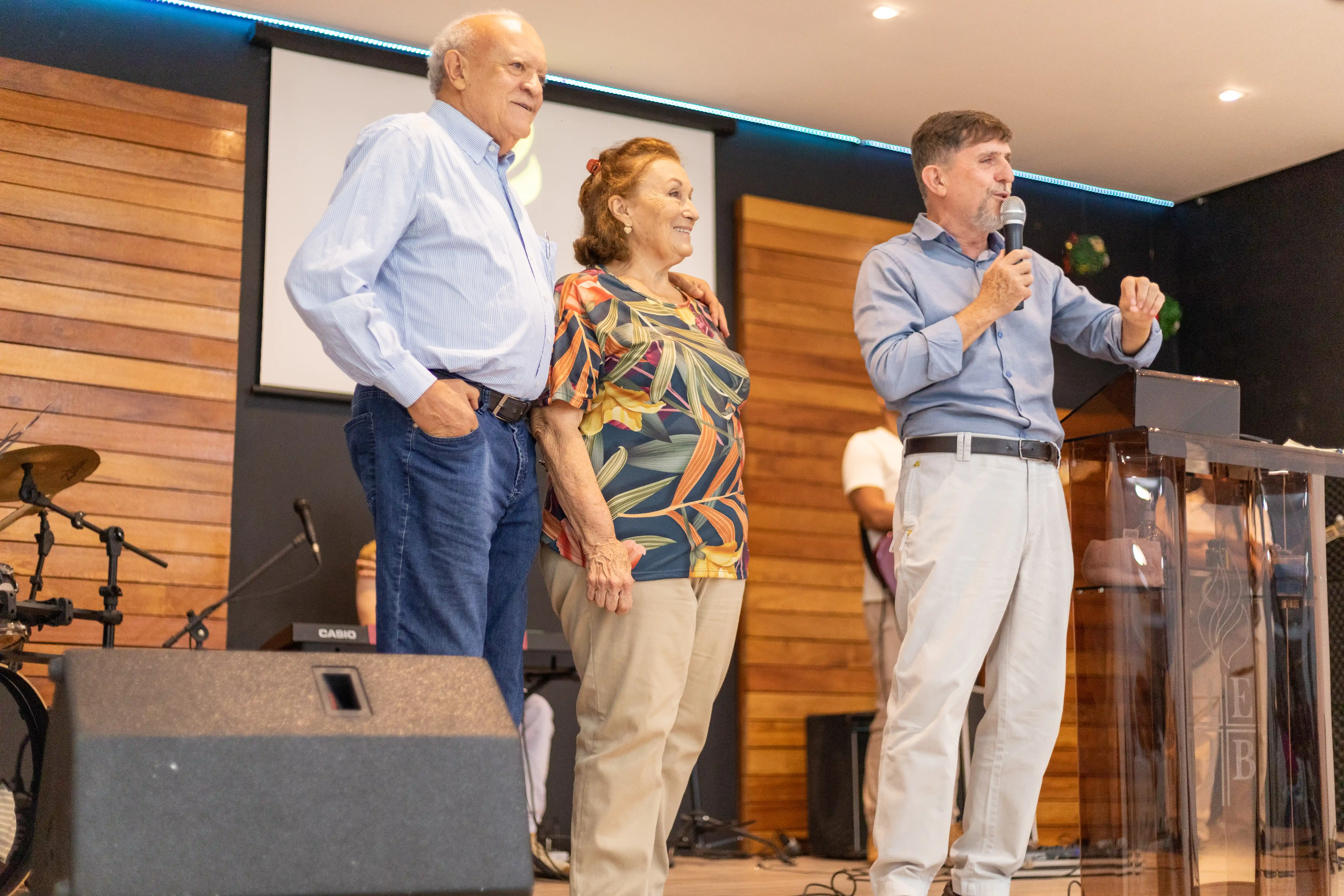 Pastores e líderes na IEJB durante evento especial