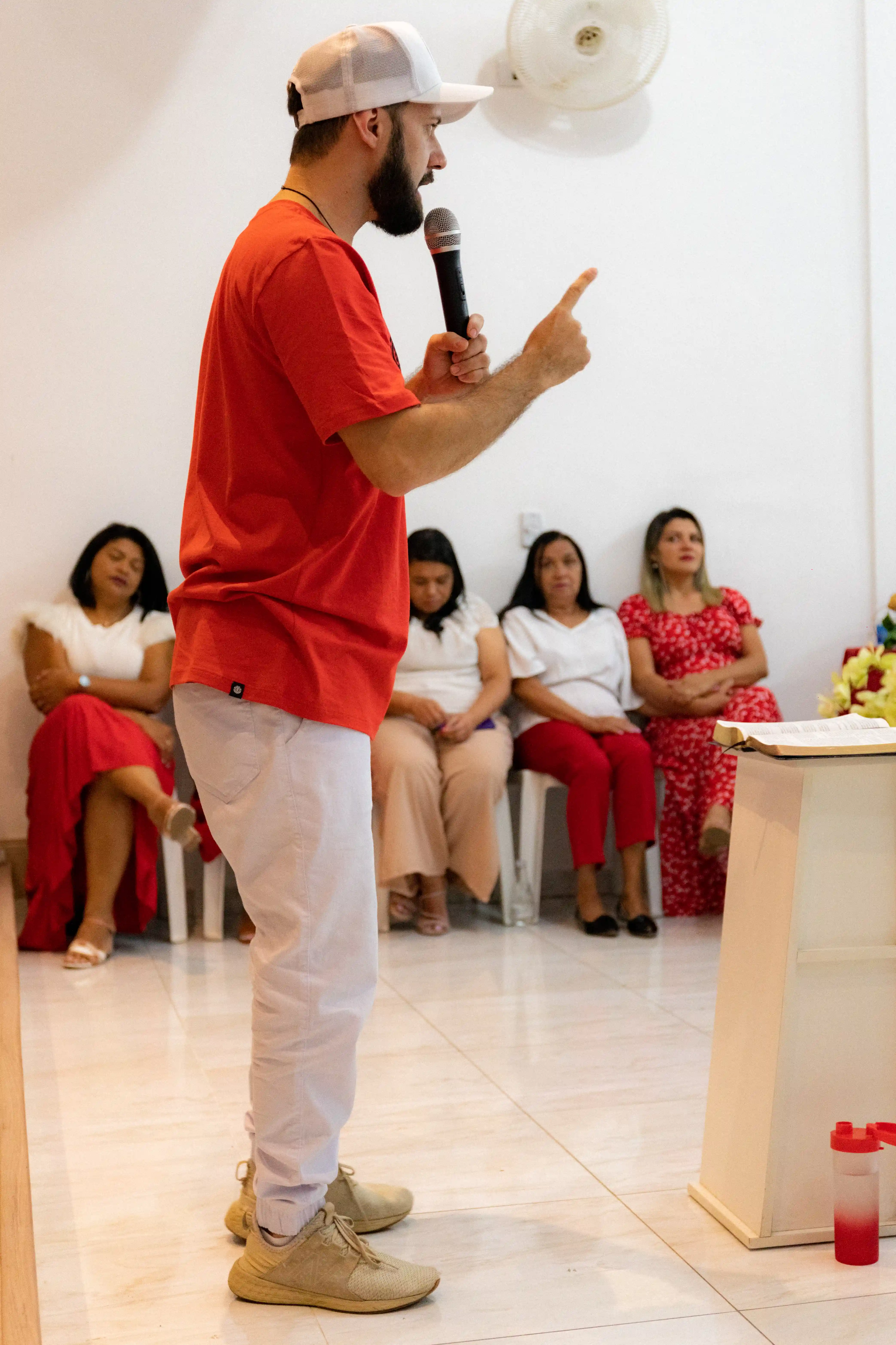 homem falando no microfone