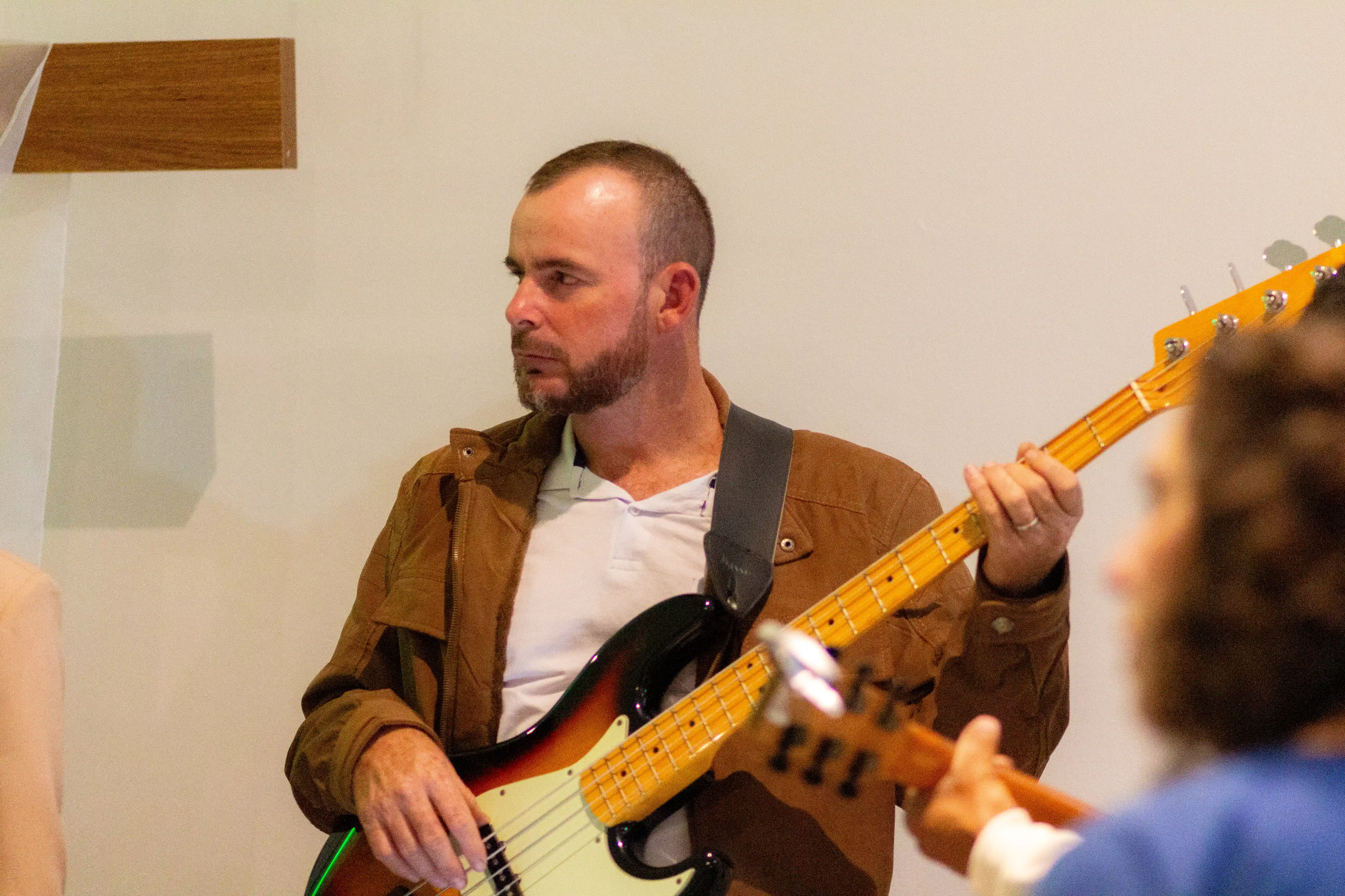 homem tocando contra baixo