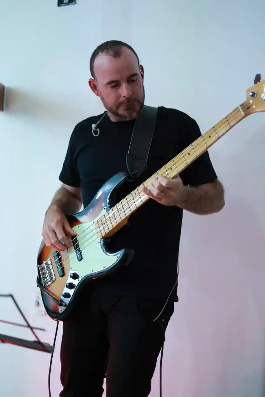 homem tocando contrabaixo