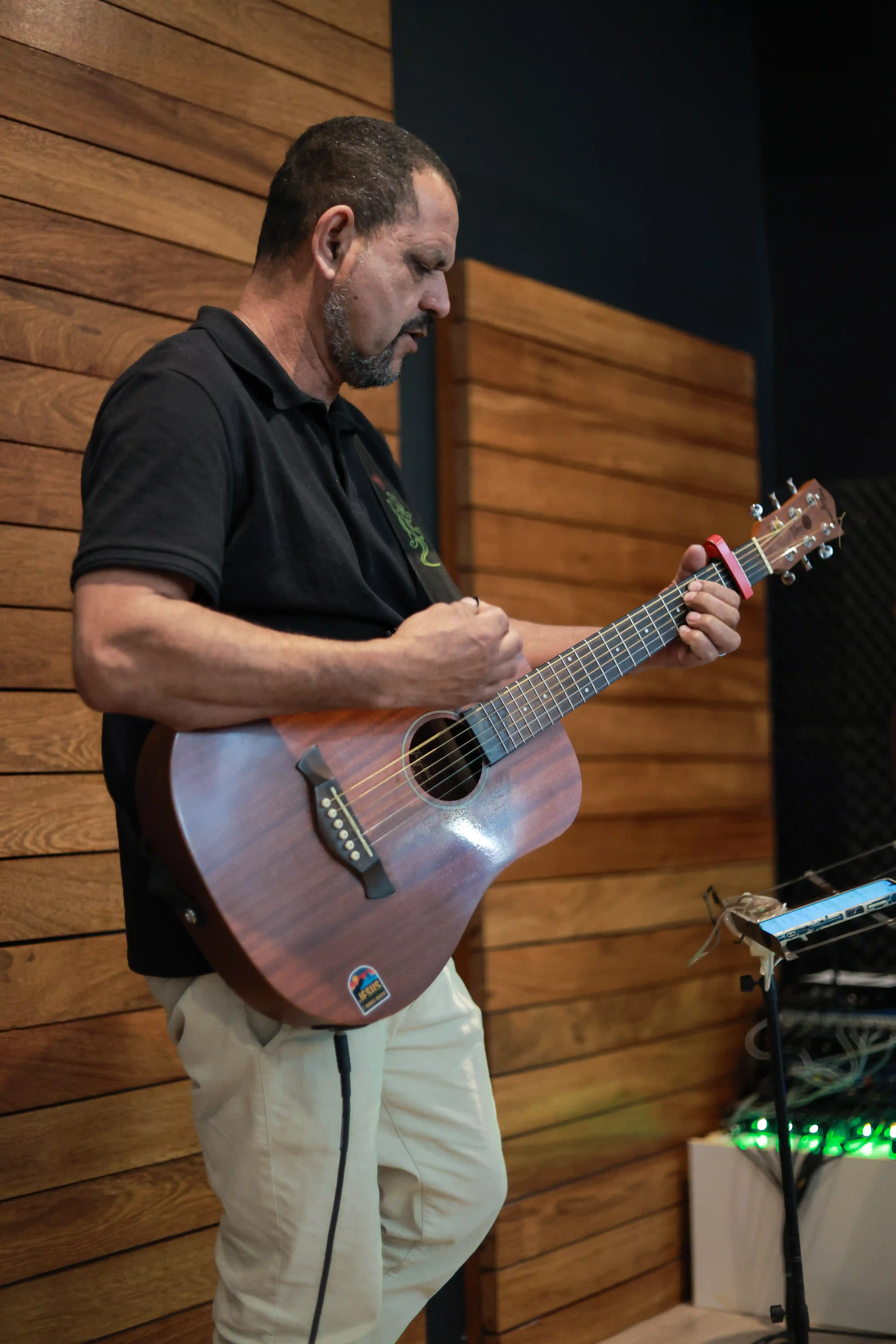 homem tocando violão