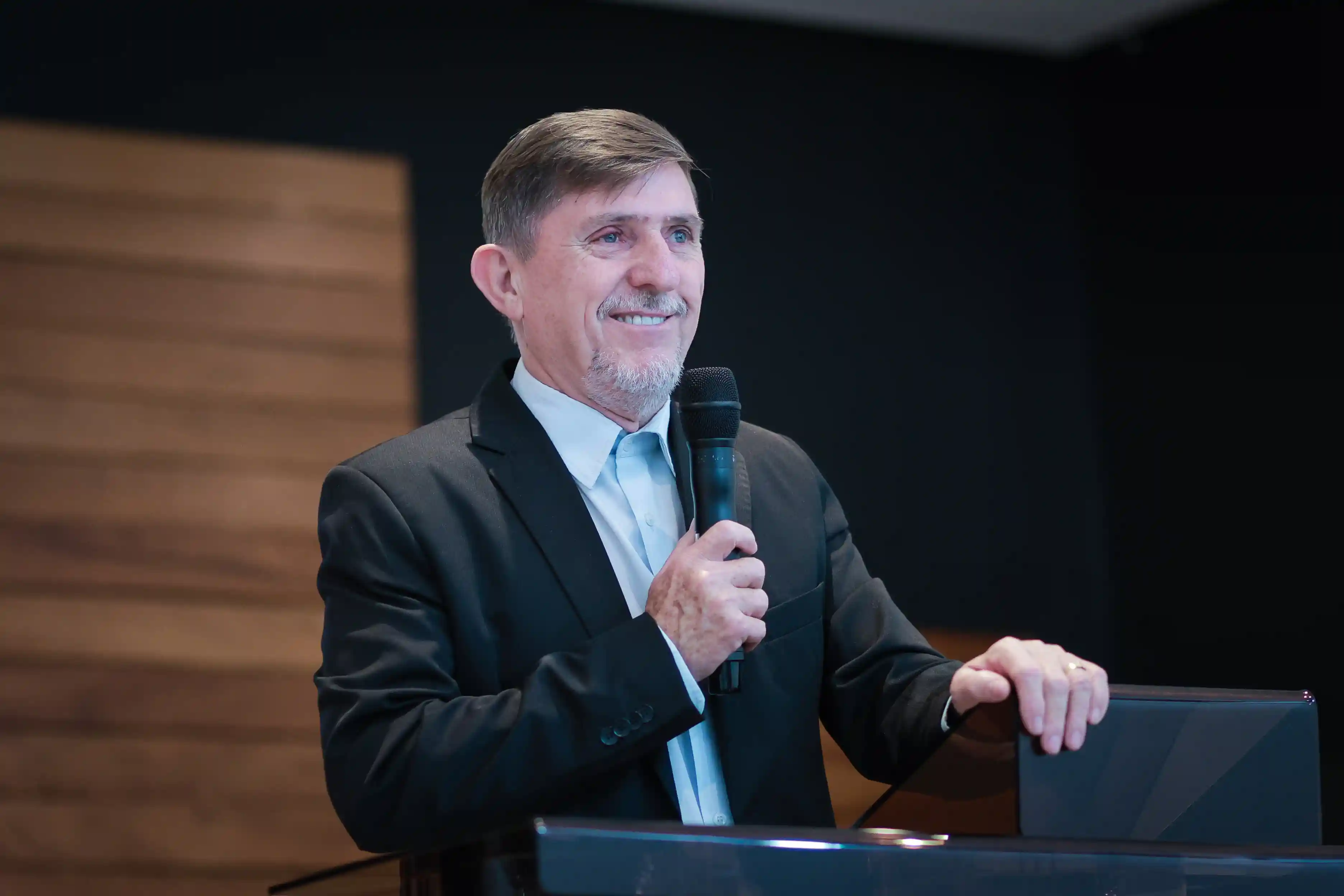 Pastor pregando na IEJB - Igreja Evangélica do Jardim Brasil