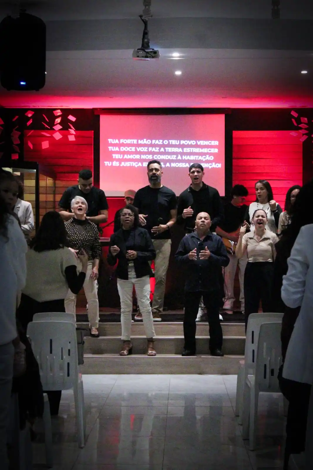 igreja cantando na igreja