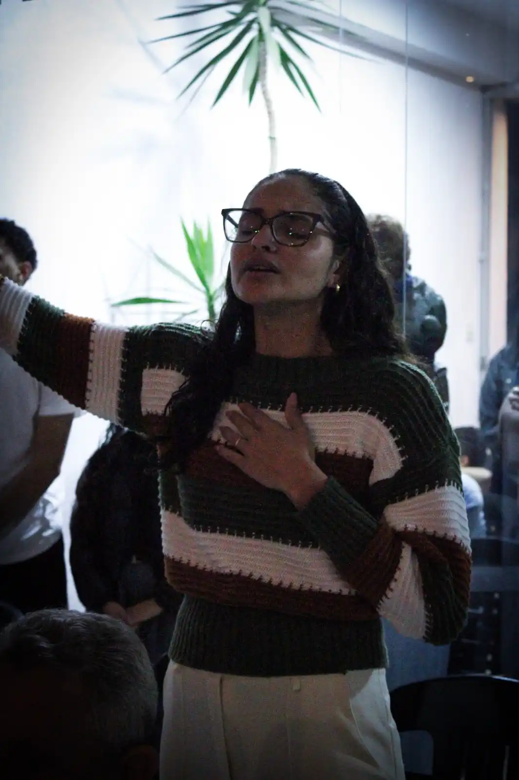 mulher cantando na igreja
