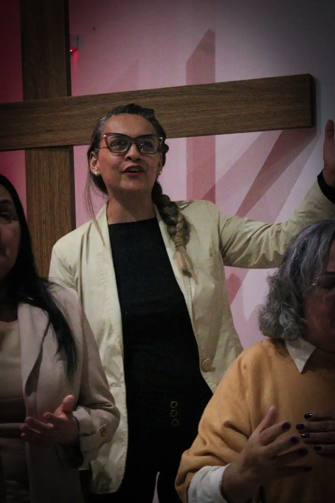 mulher cantando na igreja