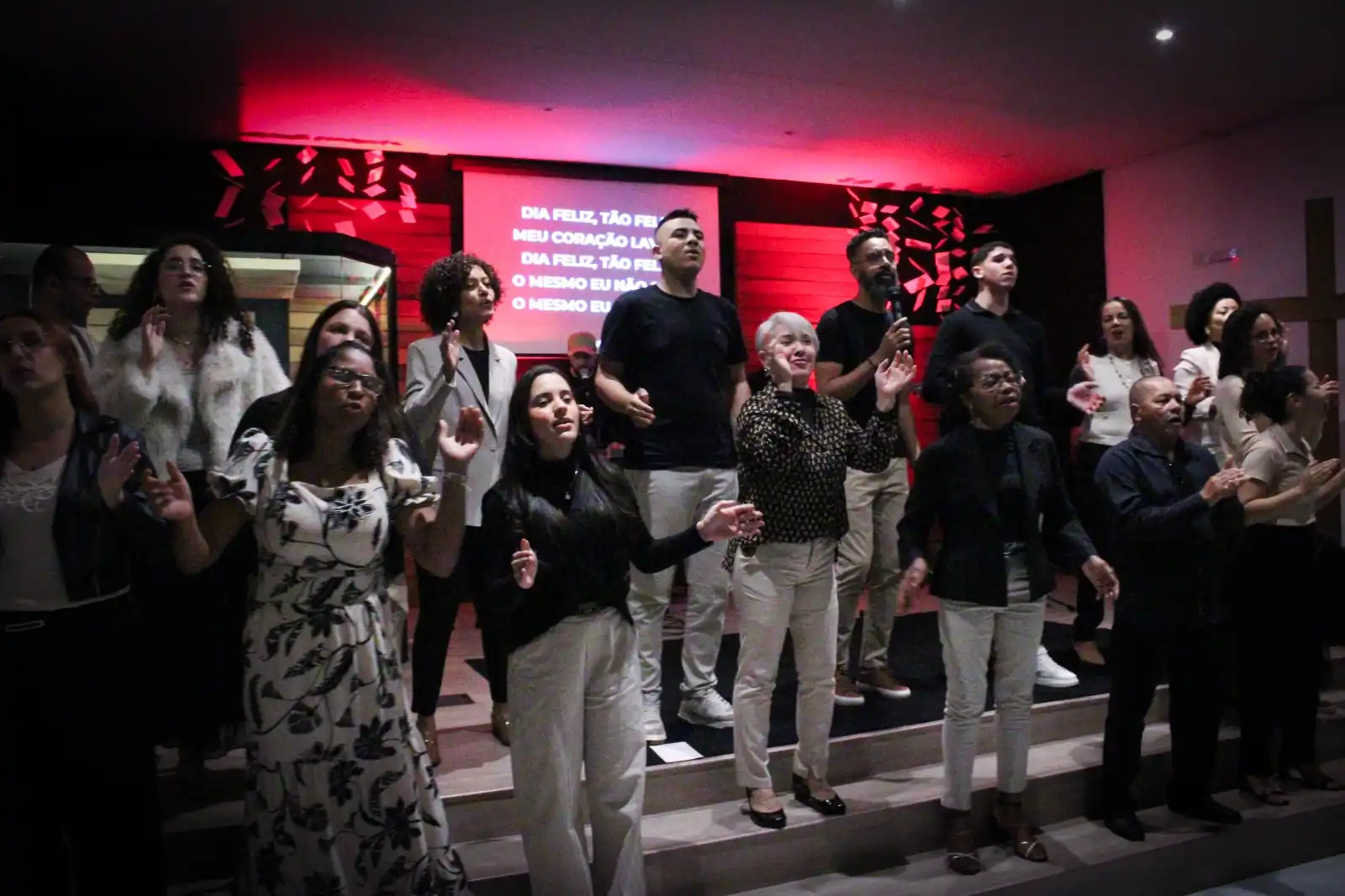 pessoas cantando na igreja