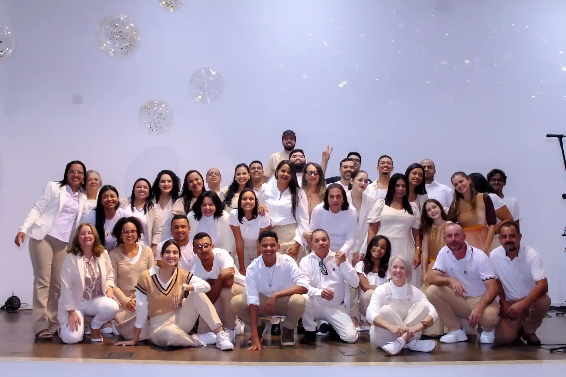 Comunidade reunida em culto na IEJB Araçariguama