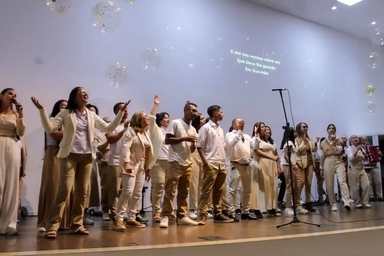 igreja cantando numa cantata