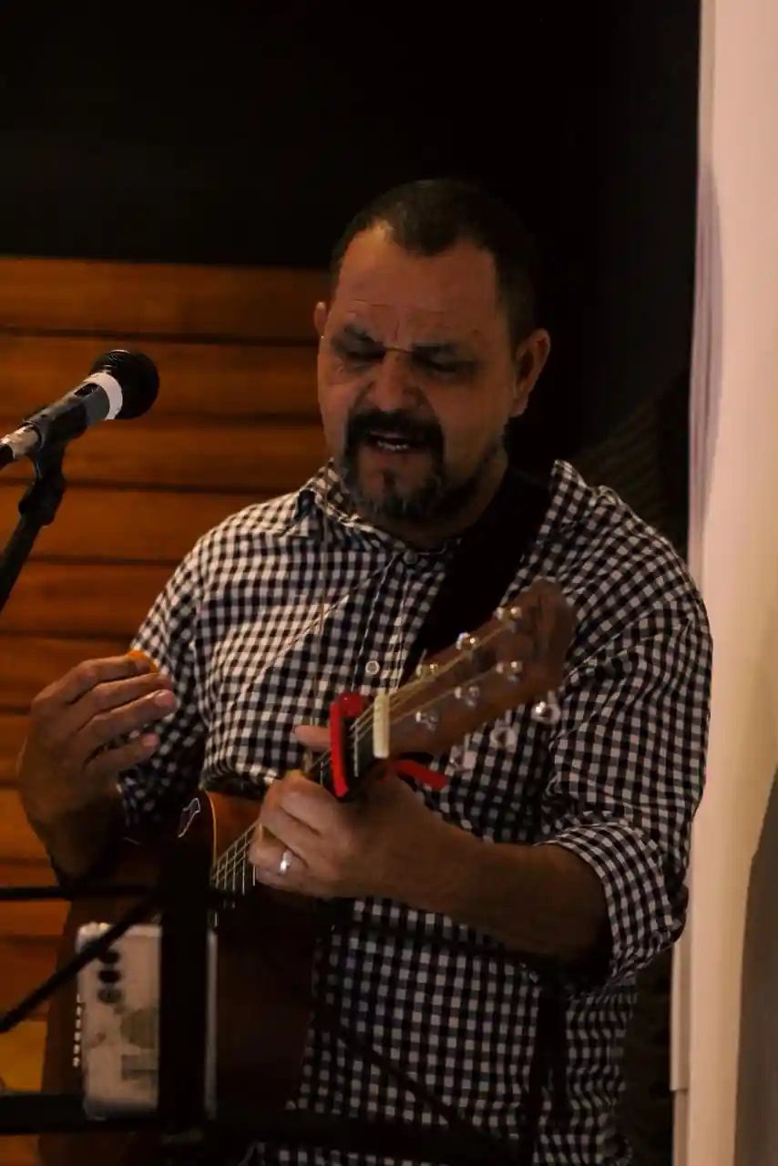 homem tocando violao