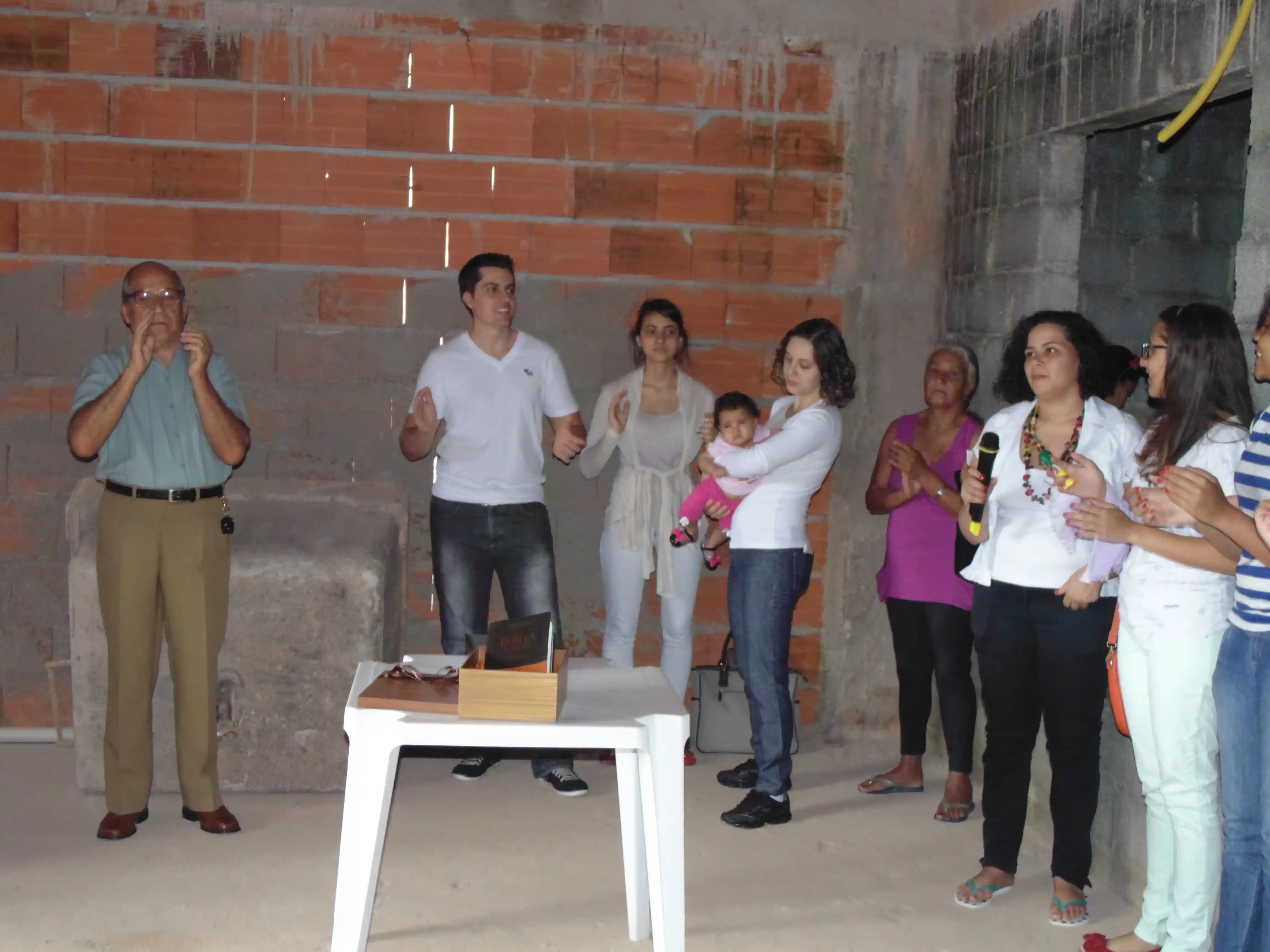 pessoas reunidas na construção da igreja