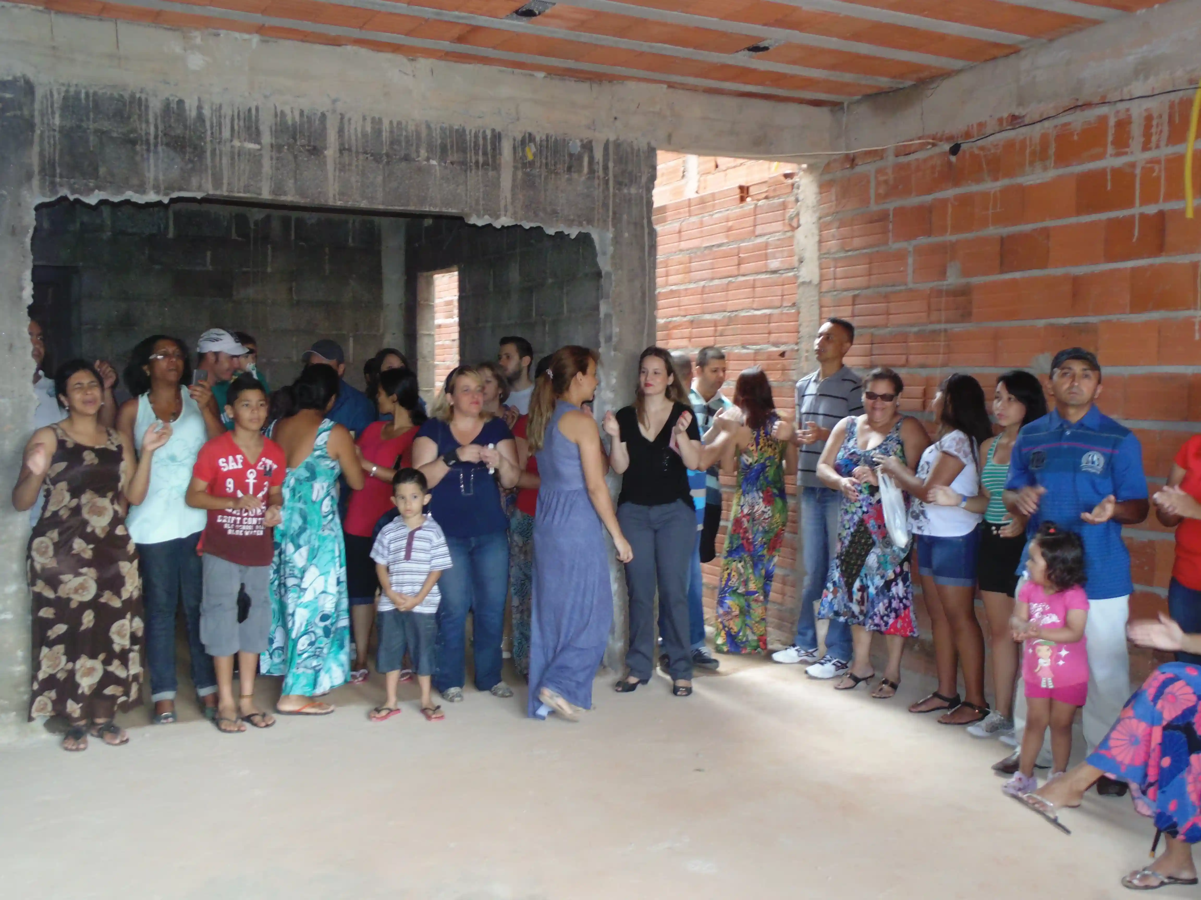 pessoas reunidas na construção da igreja