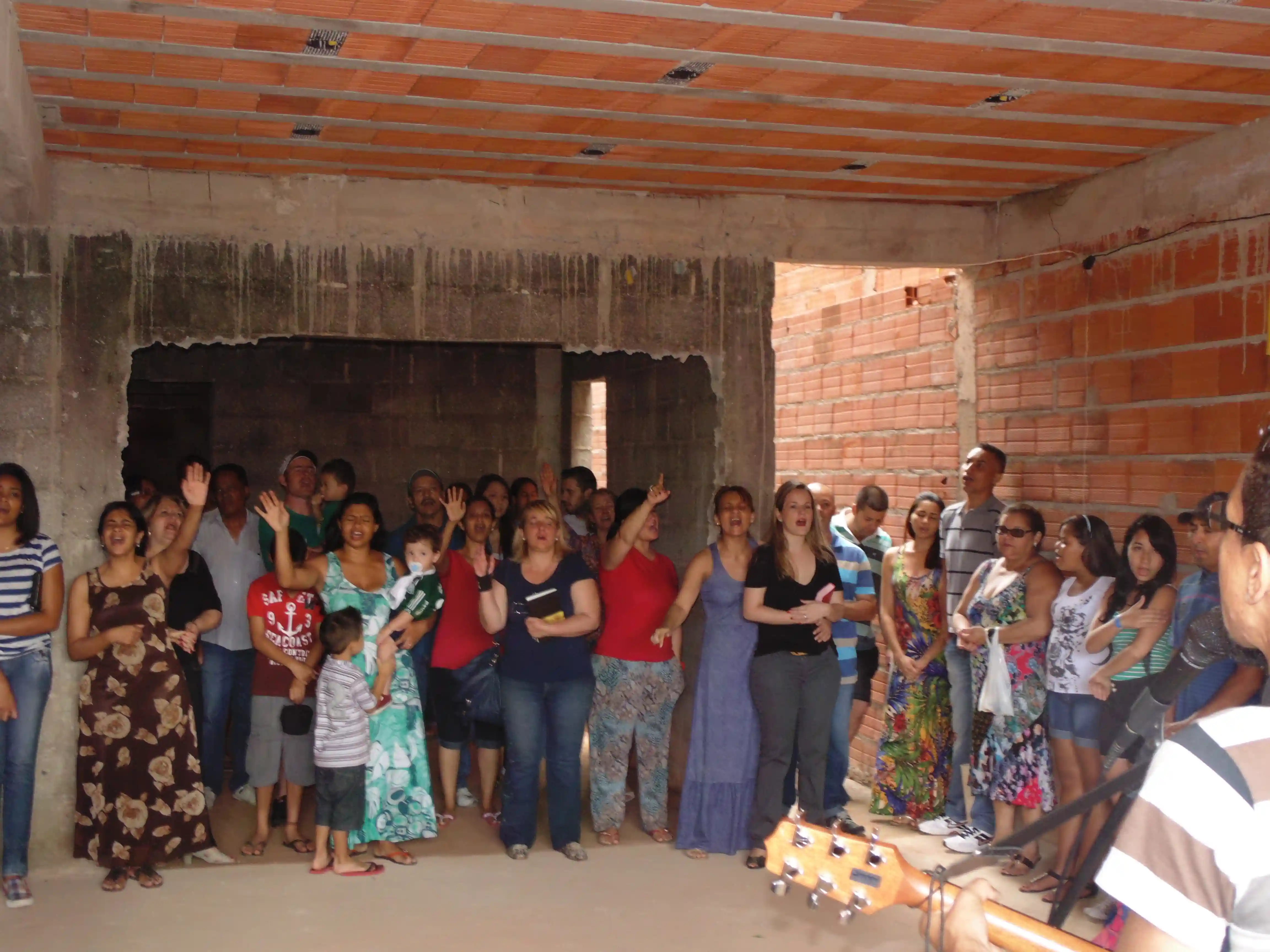 pessoas reunidas na construção da igreja