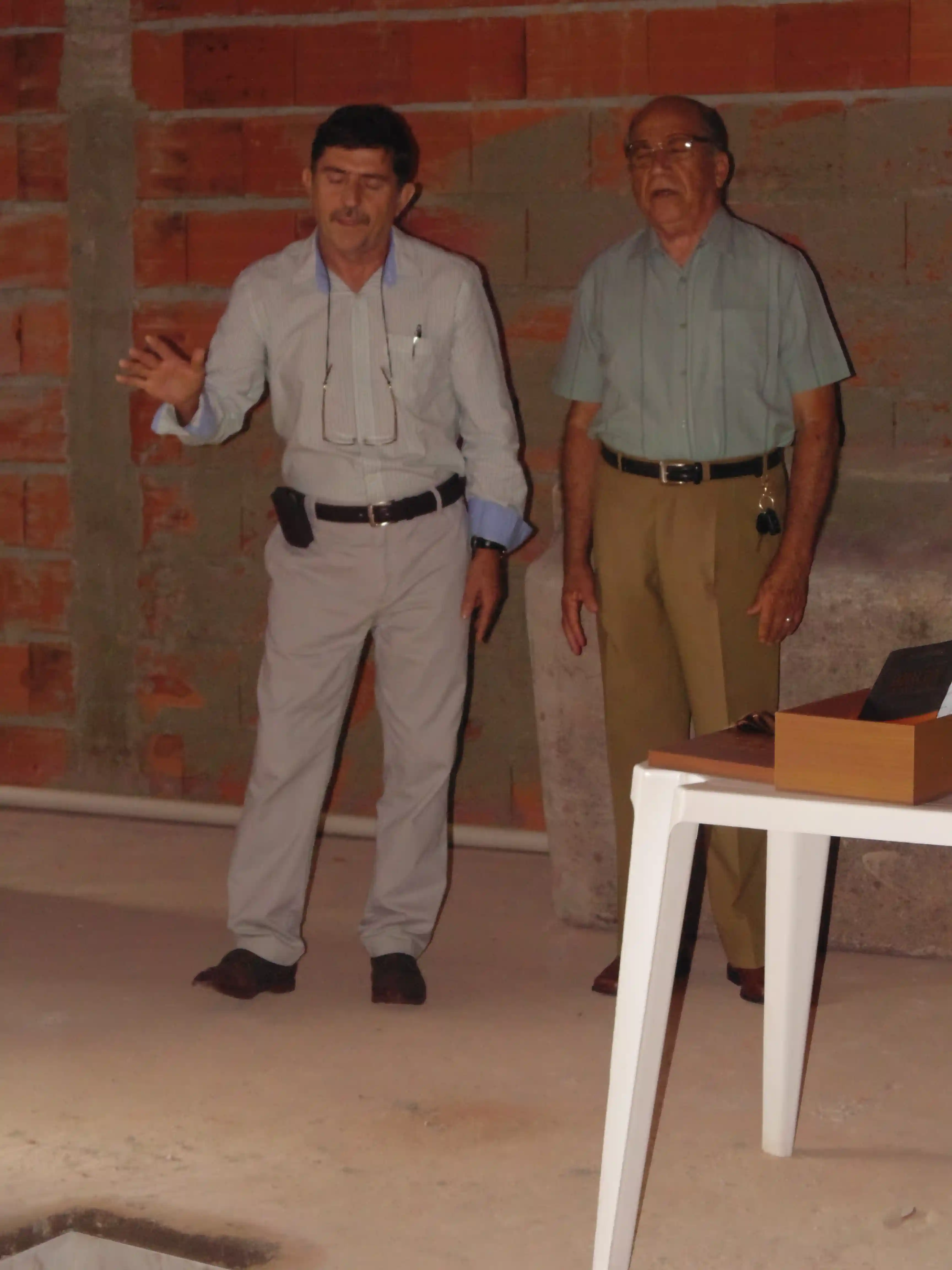 pessoas orando na construção da igreja