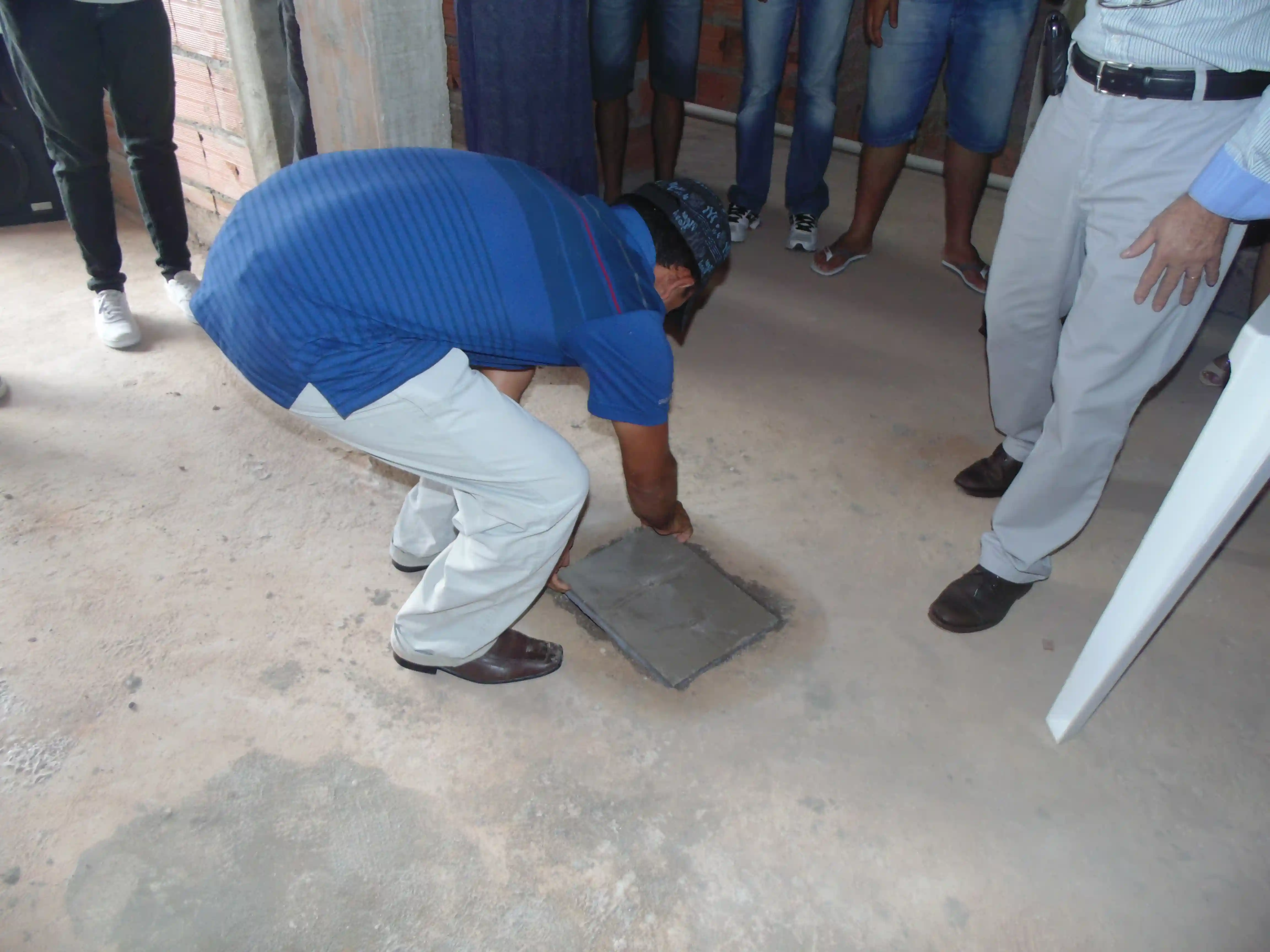 homem colocando bíblia na construção da igreja