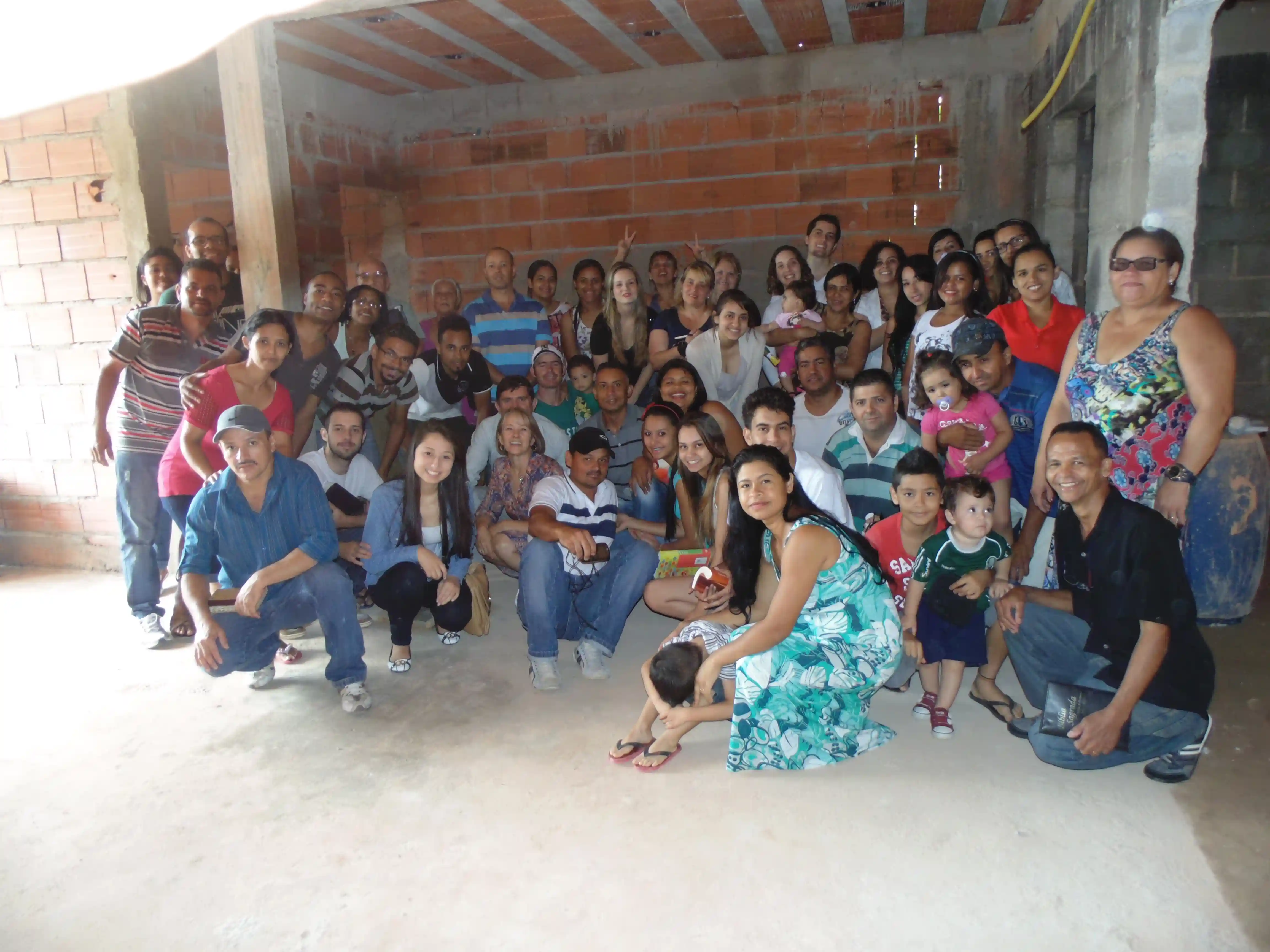 pessoas reunidas na construção da igreja