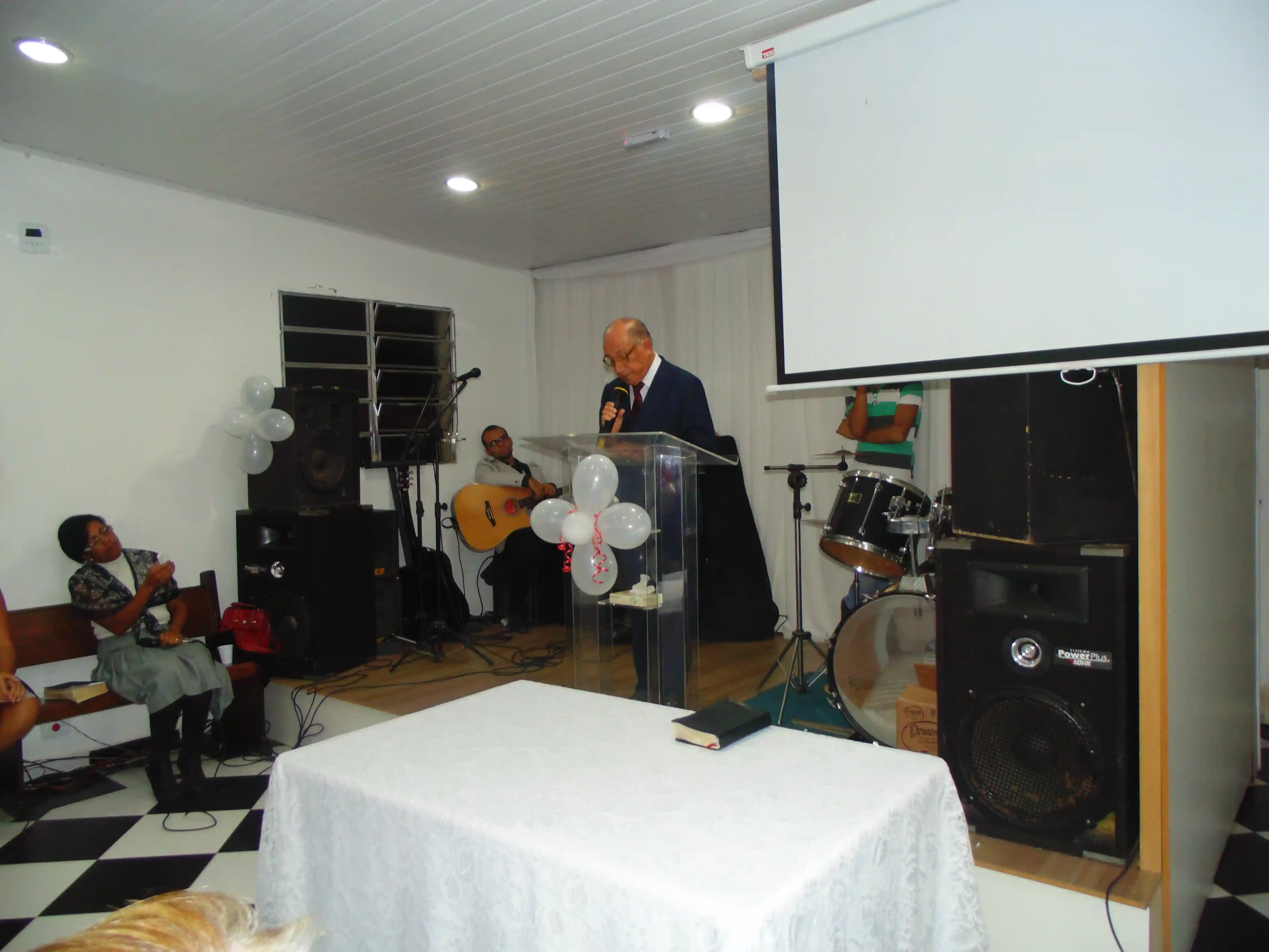 homem pregando na construção da igreja