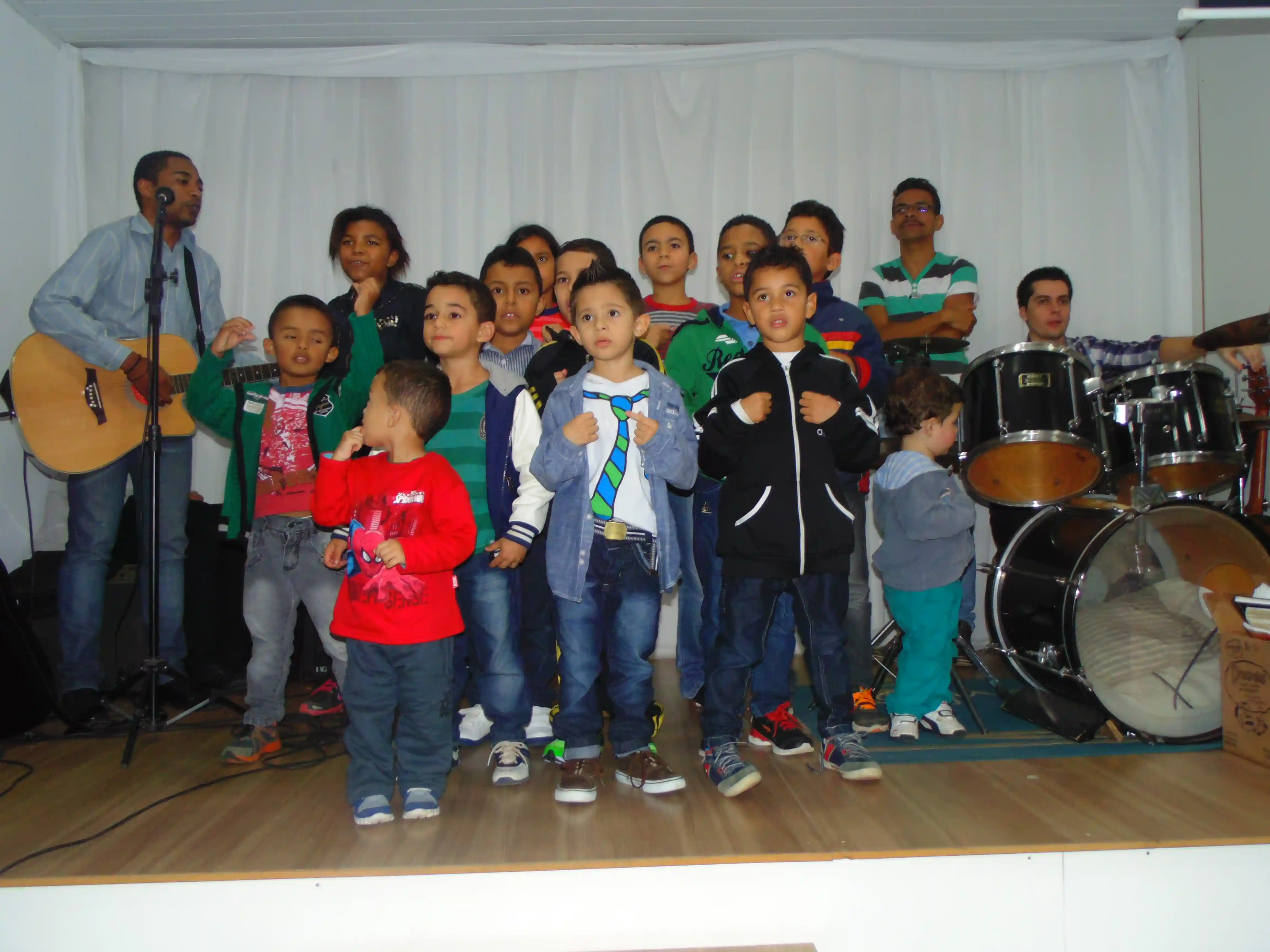 crianças cantando